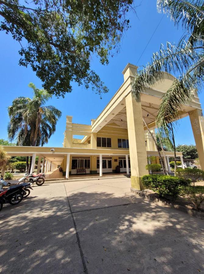 Hotel Portico Norte Tartagal エクステリア 写真
